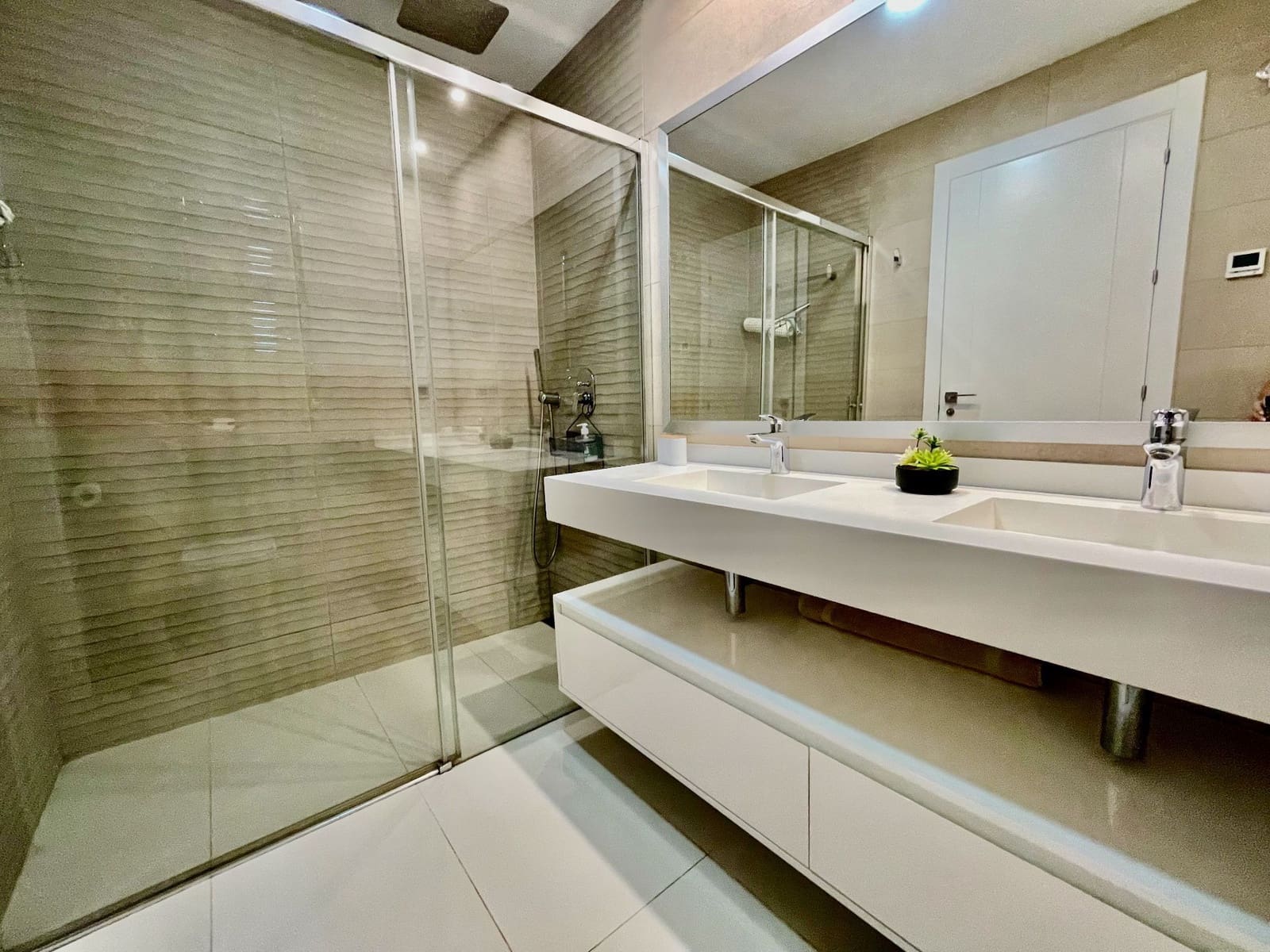 Apartamento de 2 habitaciones en Benidorm en alquiler con piscina garaje - 2.700 € (Ref: 7748442)