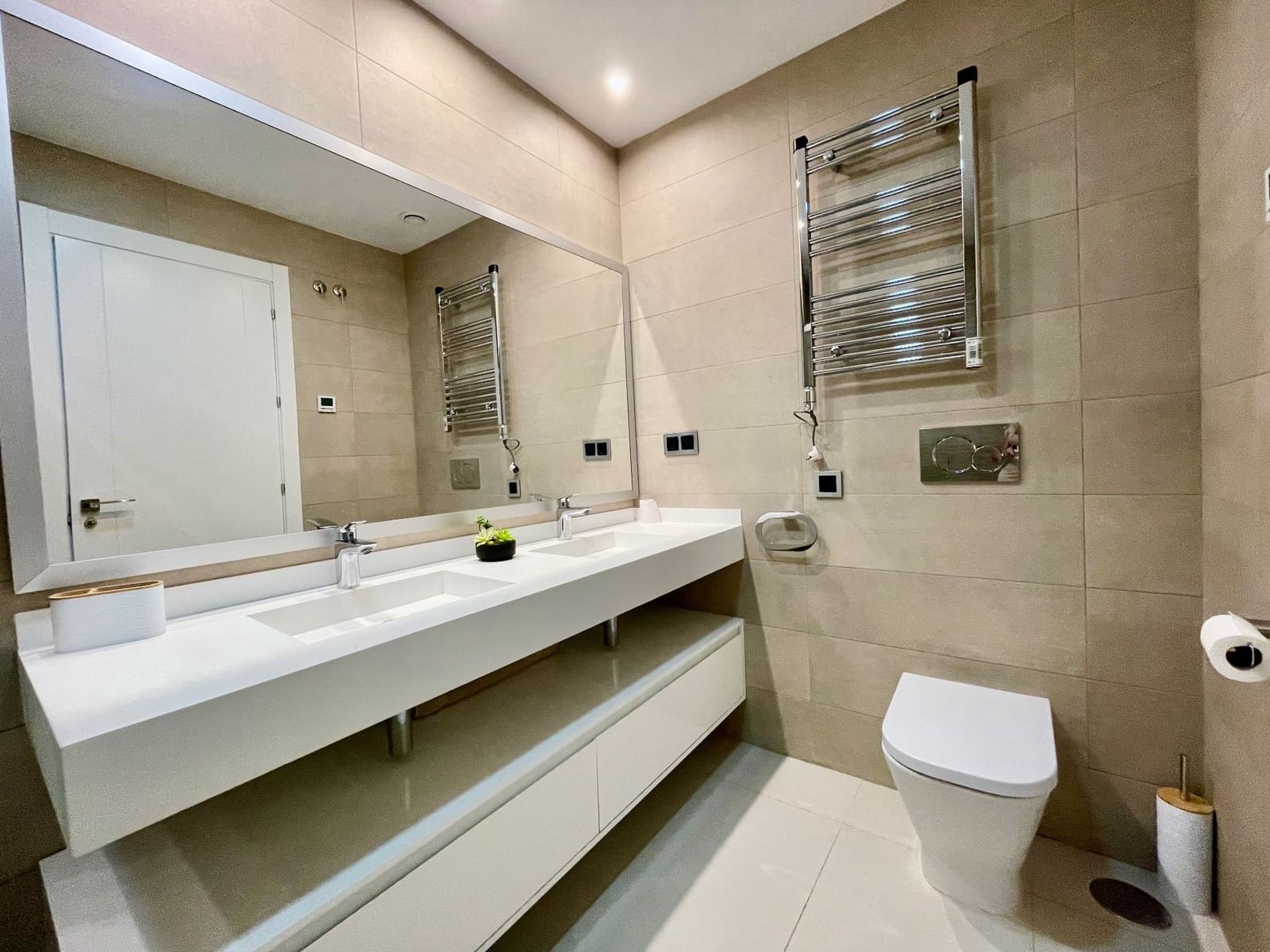 Apartamento de 2 habitaciones en Benidorm en alquiler con piscina garaje - 2.700 € (Ref: 7748442)