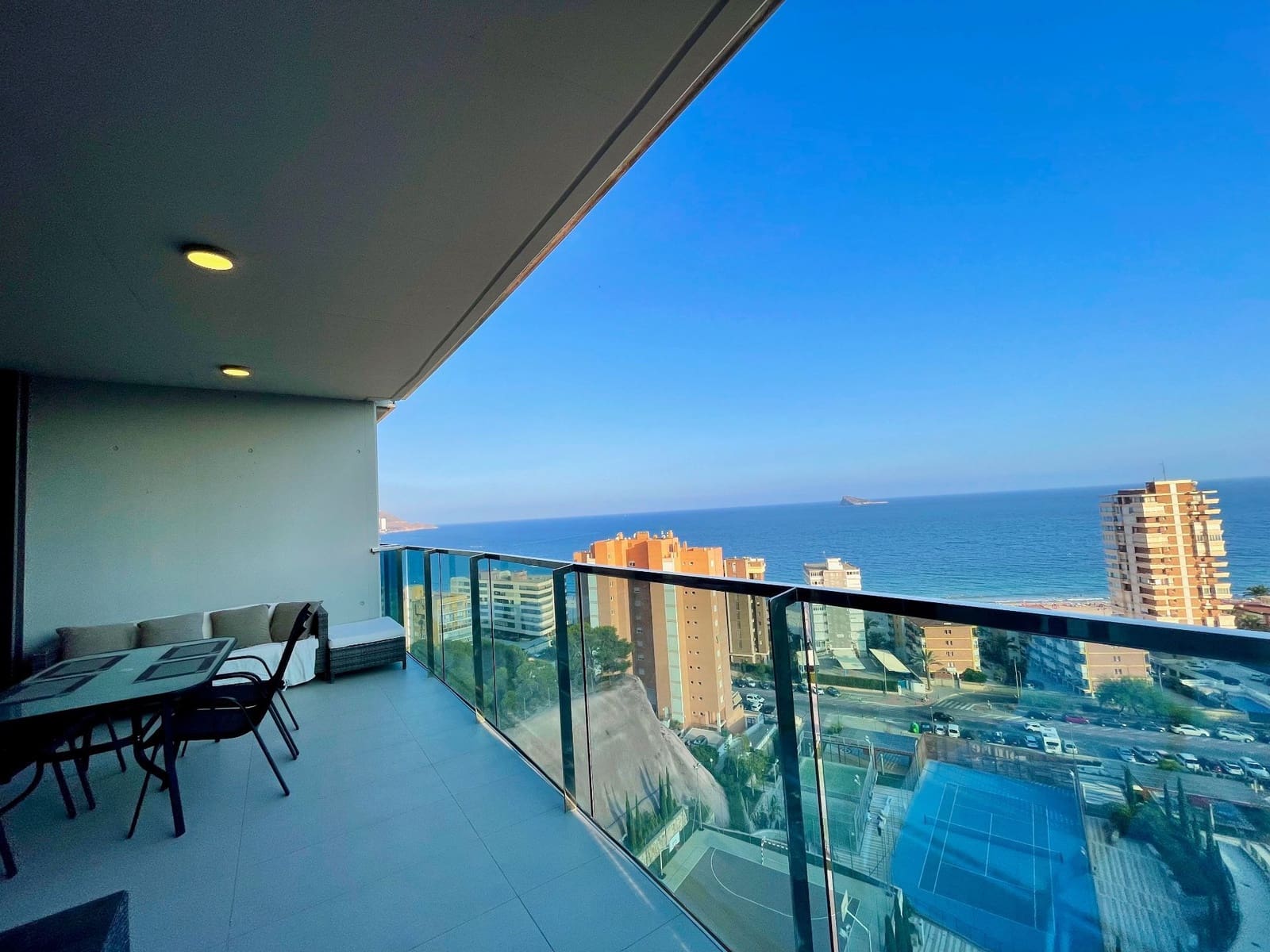 Apartamento de 2 habitaciones en Benidorm en alquiler con piscina garaje - 2.700 € (Ref: 7748442)