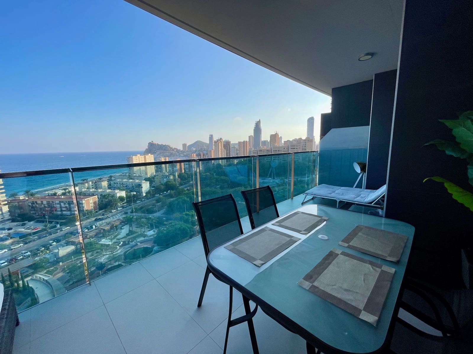 Apartamento de 2 habitaciones en Benidorm en alquiler con piscina garaje - 2.700 € (Ref: 7748442)