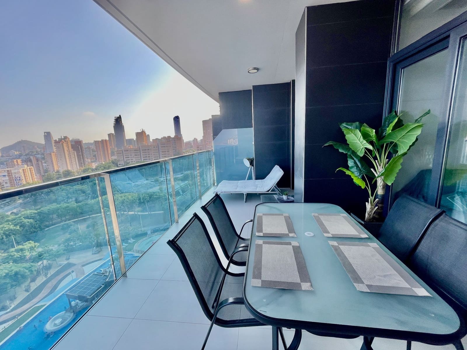 Apartamento de 2 habitaciones en Benidorm en alquiler con piscina garaje - 2.700 € (Ref: 7748442)