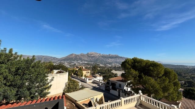 5 bedroom Villa for sale in La Nucia with garage - € 775,000 (Ref: 8079550)