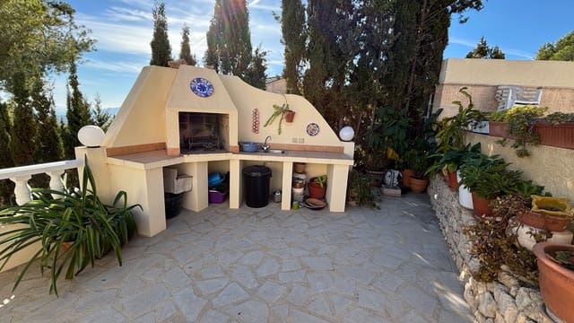 5 bedroom Villa for sale in La Nucia with garage - € 775,000 (Ref: 8079550)