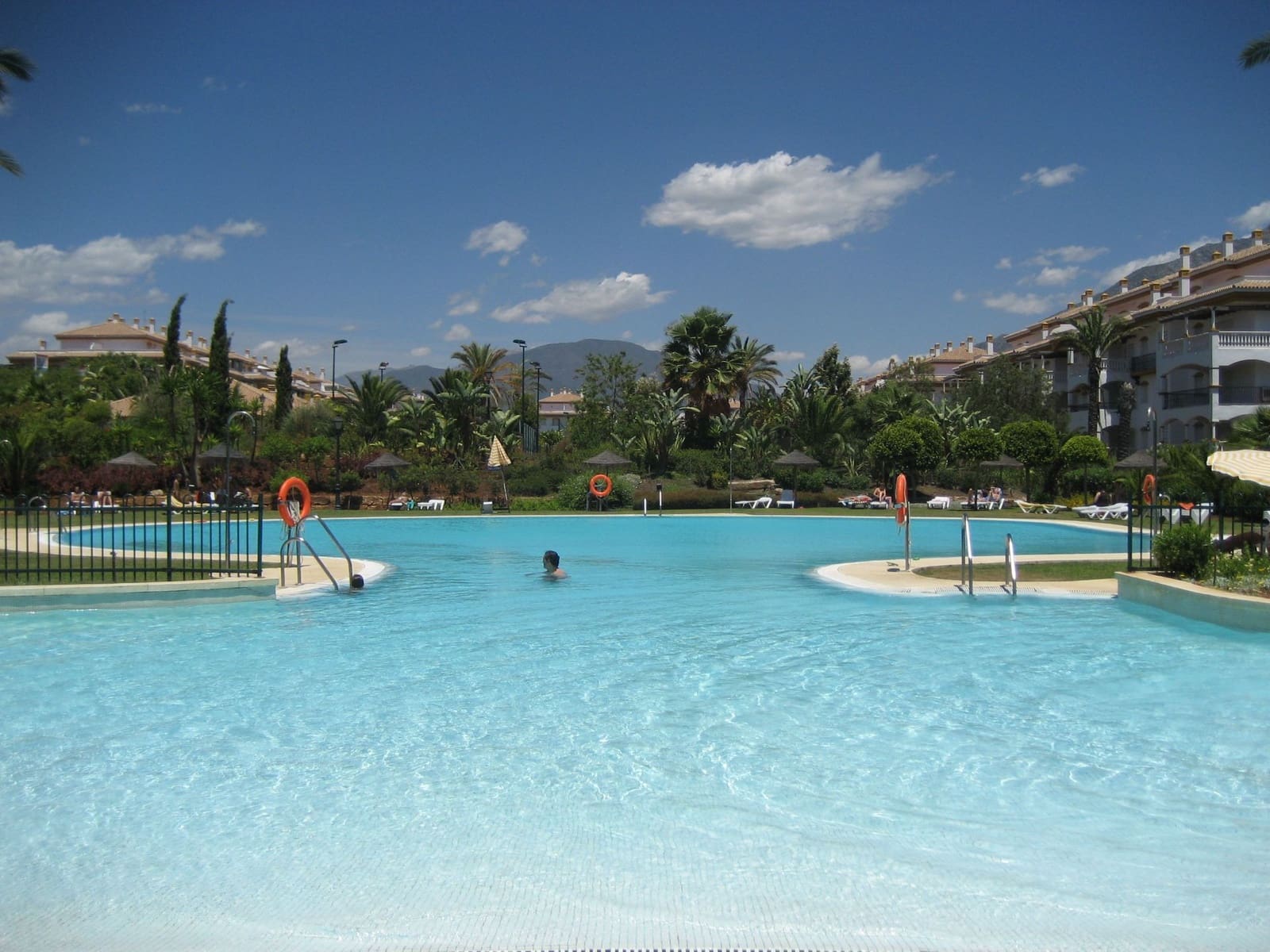 2 makuuhuone Huoneisto vuokrattavana paikassa Puerto Banus mukana uima-altaan 
autotalli - 2 000 € (Ref: 8677664)