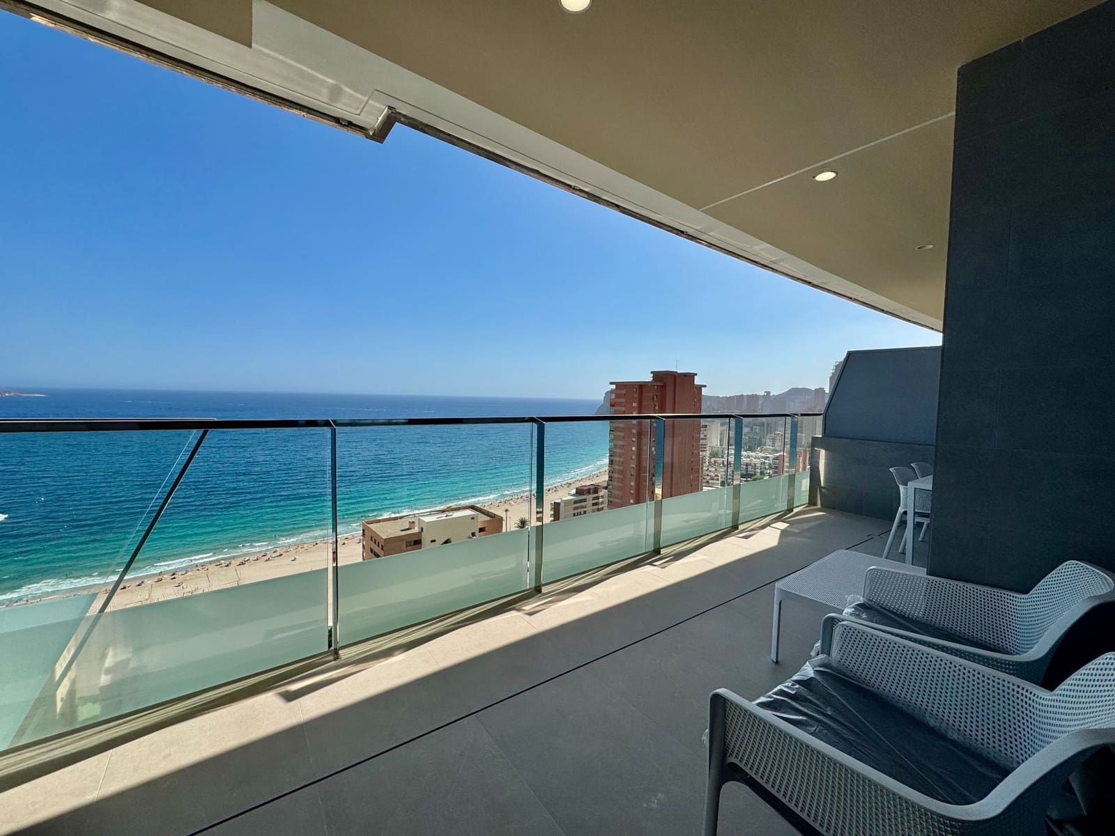 Apartamento de 2 habitaciones en Benidorm en venta con piscina garaje - 610.000 € (Ref: 9197512)