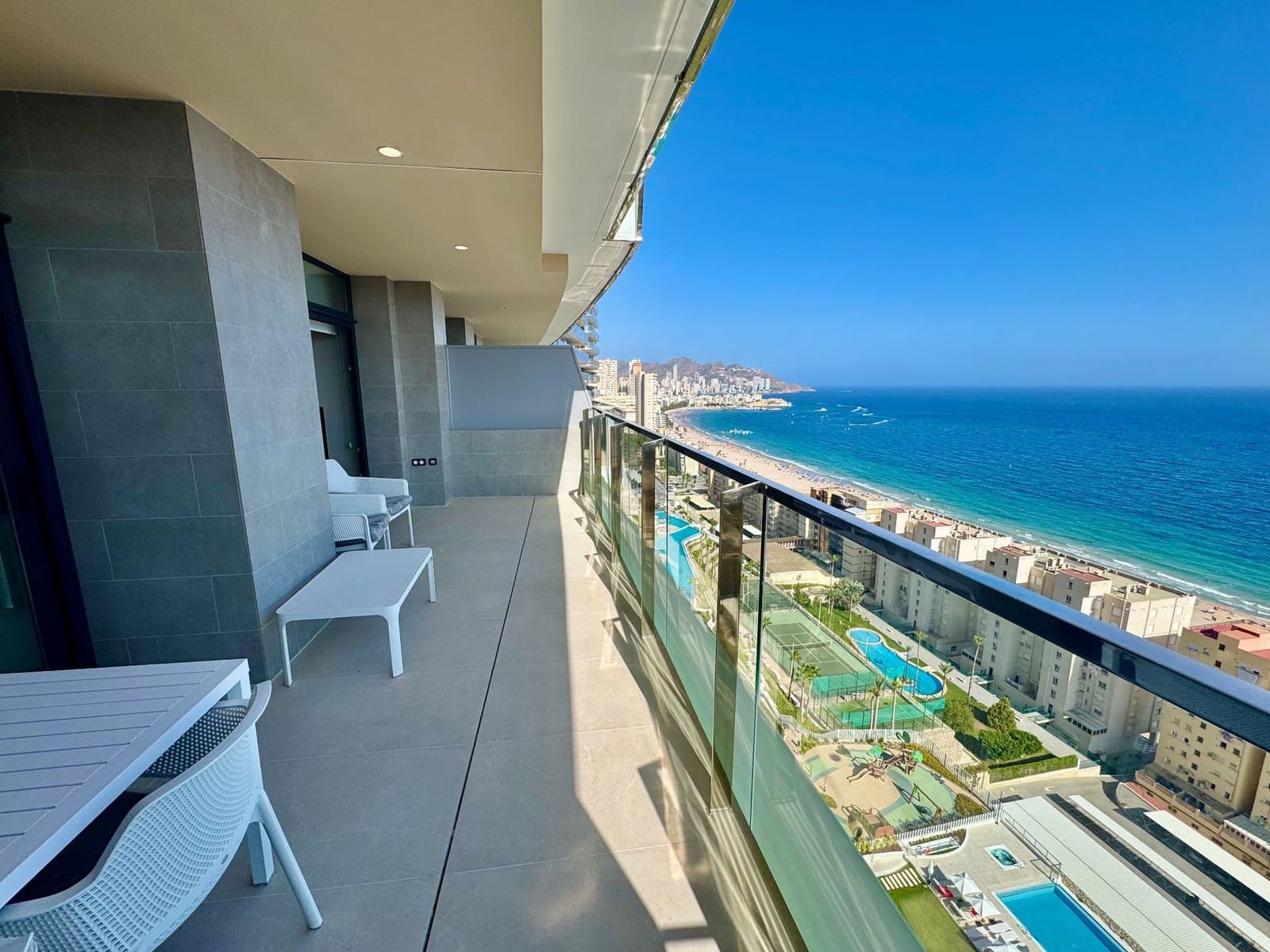 Apartamento de 2 habitaciones en Benidorm en venta con piscina garaje - 610.000 € (Ref: 9197512)