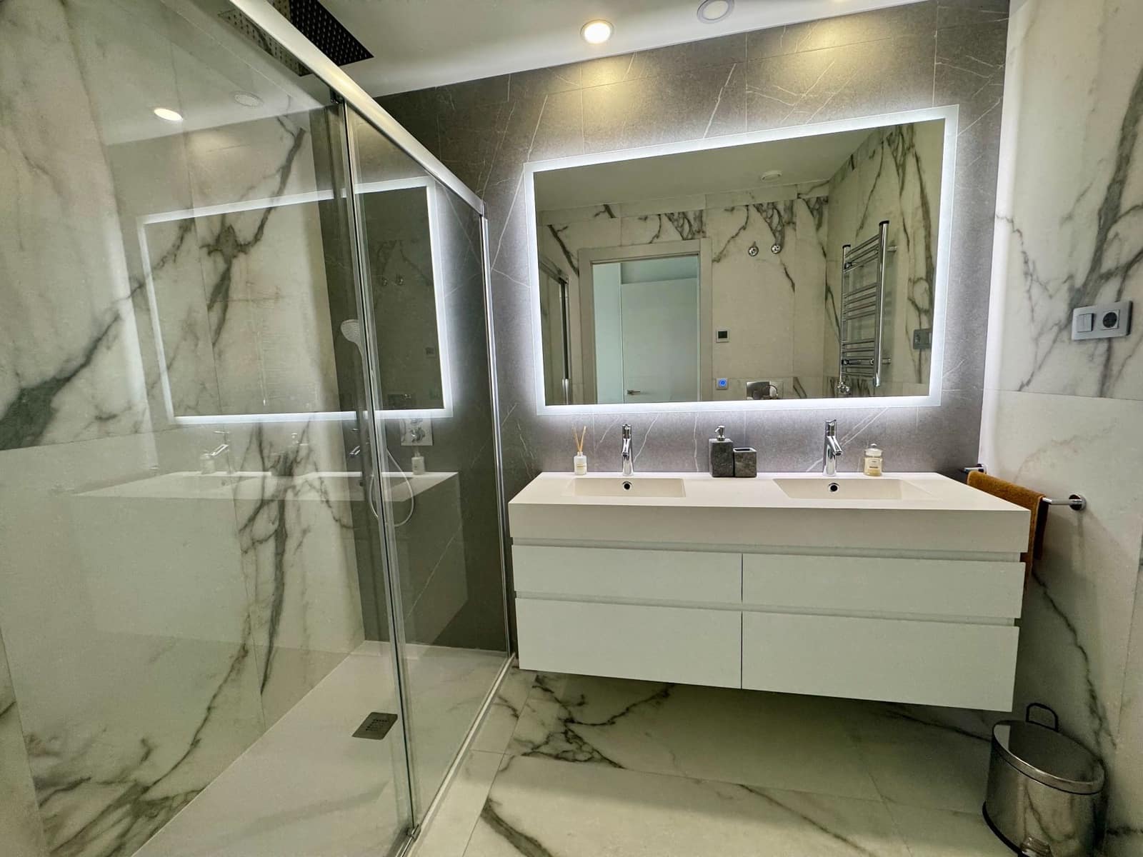 Apartamento de 2 habitaciones en Benidorm en venta con piscina garaje - 610.000 € (Ref: 9197512)