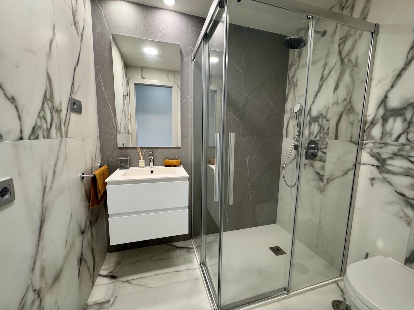 3 bedroom Apartment for sale in Benidorm with pool garage - € 1,998,000 (Ref: 9272136)