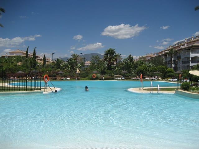 Appartement de 2 chambres à louer à Puerto Banus, Marbella avec piscine garage - 1 800 € (Ref: 9738020)