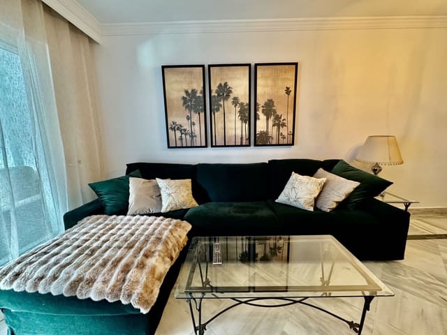 Appartement de 2 chambres à louer à Puerto Banus, Marbella avec piscine garage - 1 800 € (Ref: 9738020)