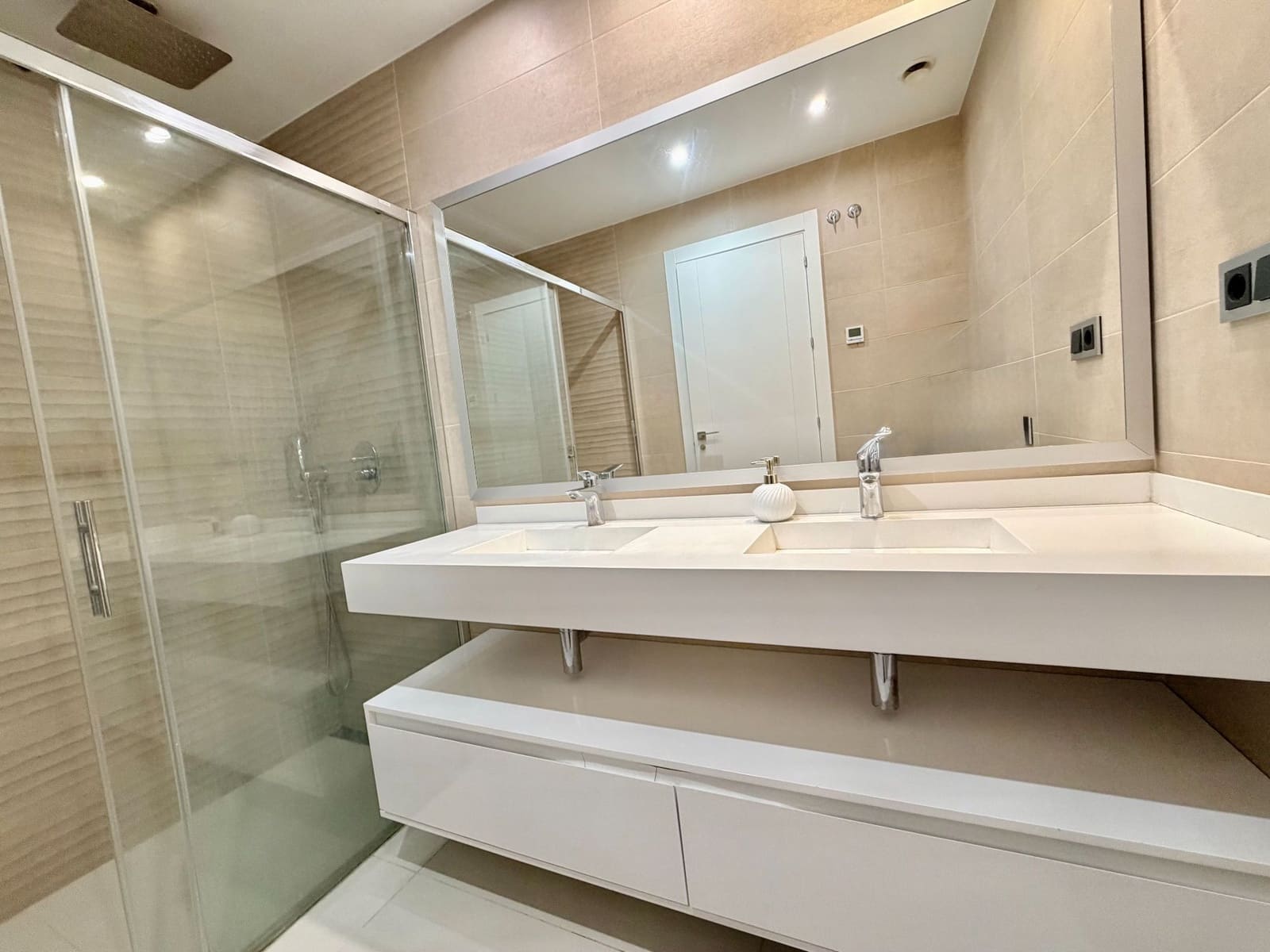 2 soverom Leilighet til salgs i Benidorm med svømmebasseng garasje - € 599 000 (Ref: 9788051)