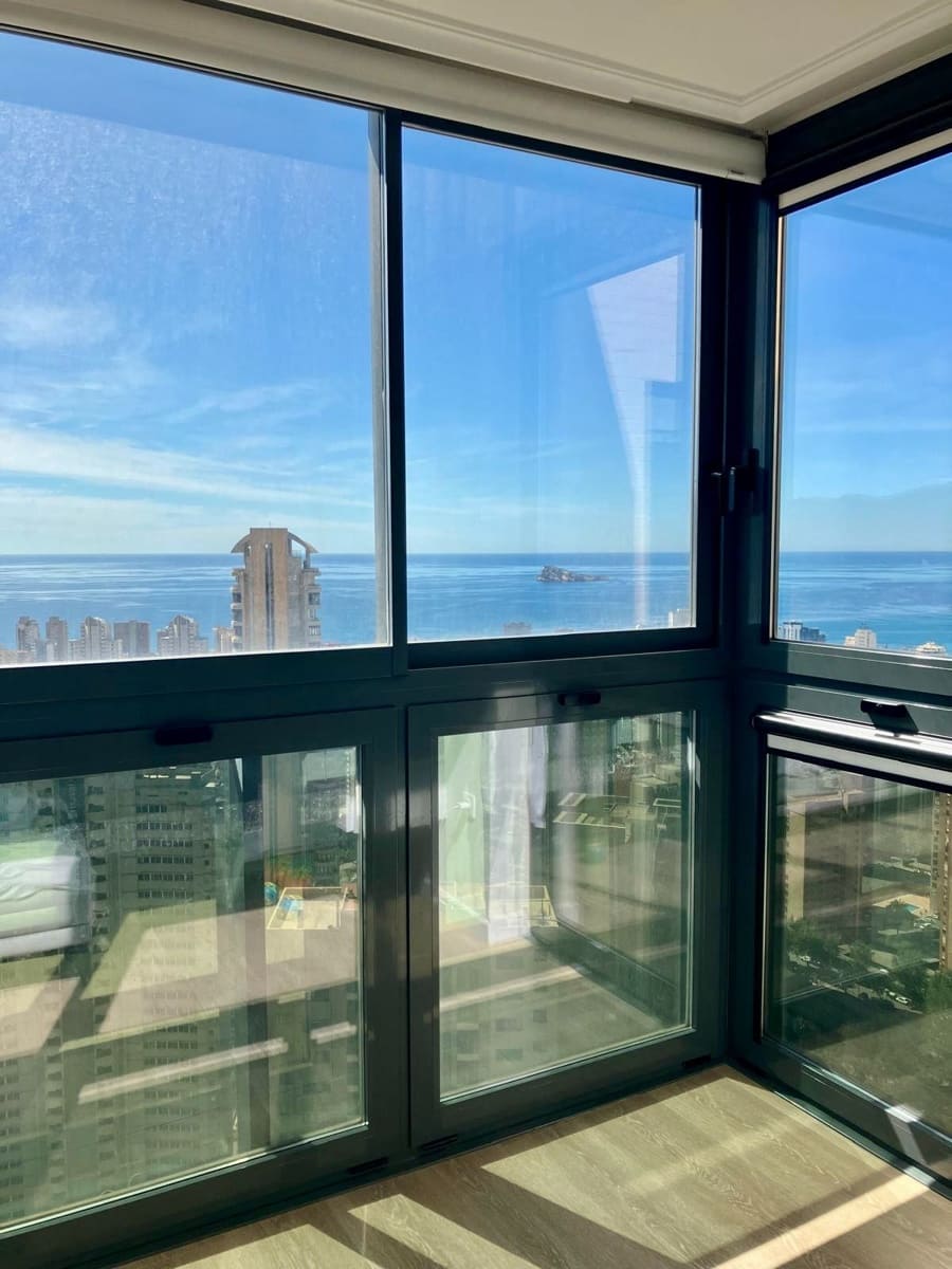 3 sypialnia Penthouse do wynajęcia w Benidorm z basenem garażem - 3 000 € (Ref: 9830775)