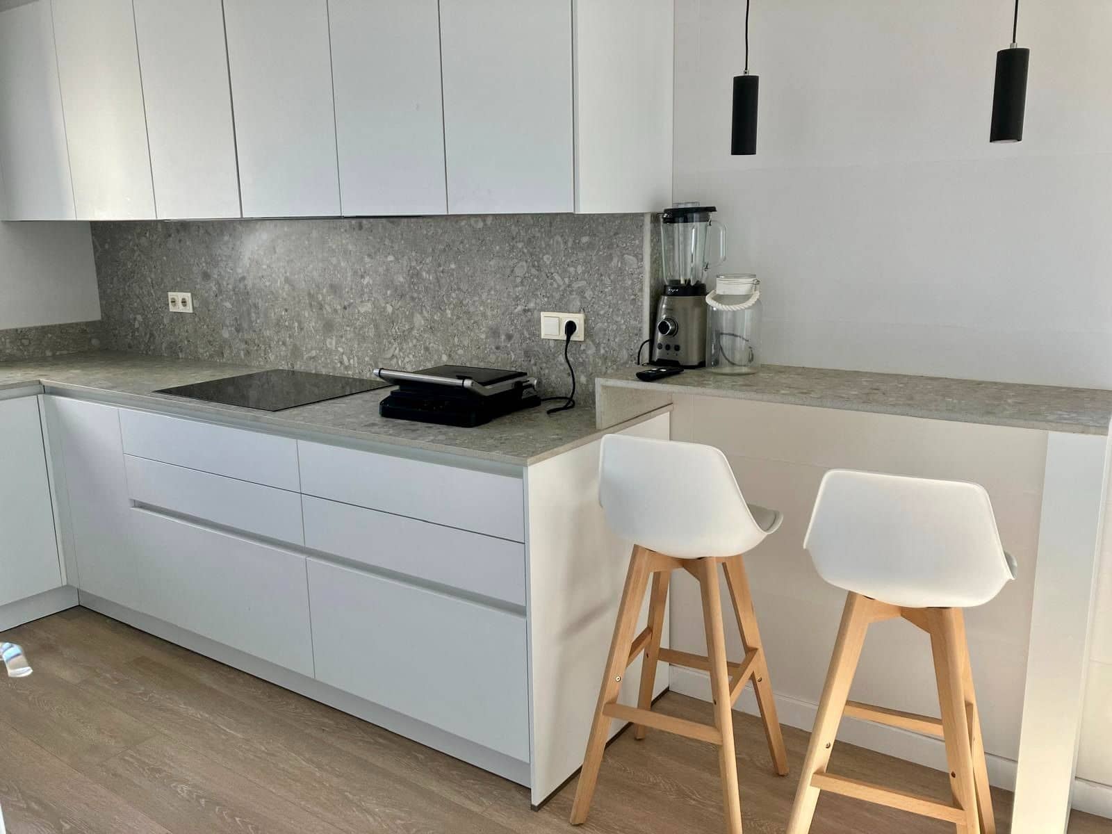 3 sypialnia Penthouse do wynajęcia w Benidorm z basenem garażem - 3 000 € (Ref: 9830775)