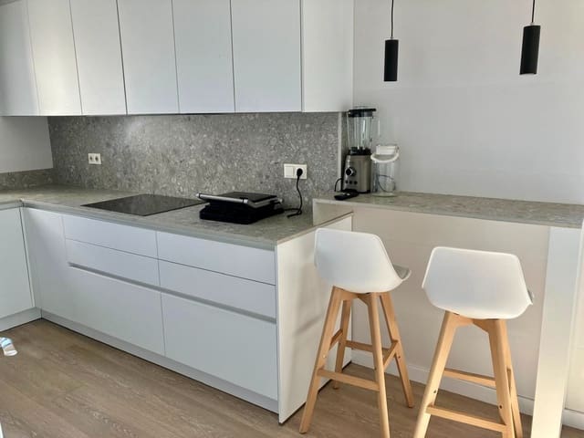 3 sypialnia Penthouse do wynajęcia w Benidorm z basenem garażem - 3 000 € (Ref: 9830775)