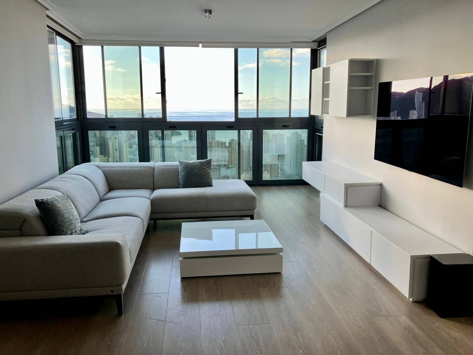 3 sypialnia Penthouse do wynajęcia w Benidorm z basenem garażem - 3 000 € (Ref: 9830775)