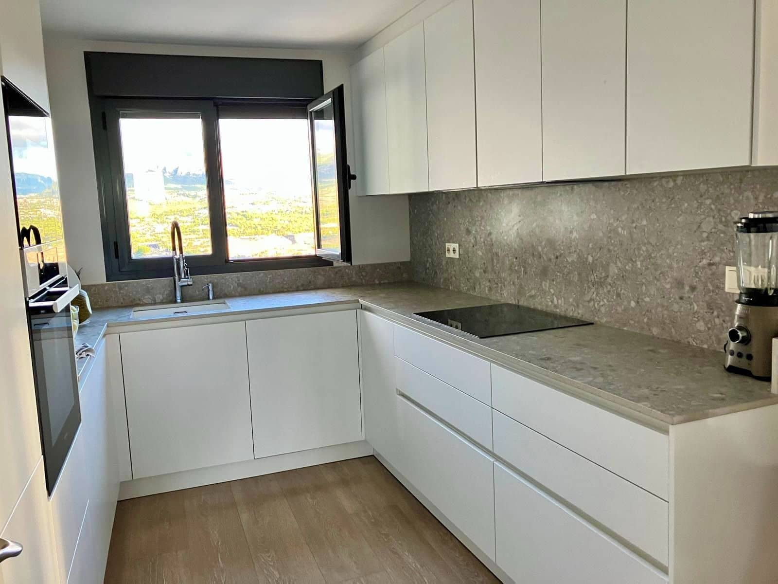 3 sypialnia Penthouse do wynajęcia w Benidorm z basenem garażem - 3 000 € (Ref: 9830775)