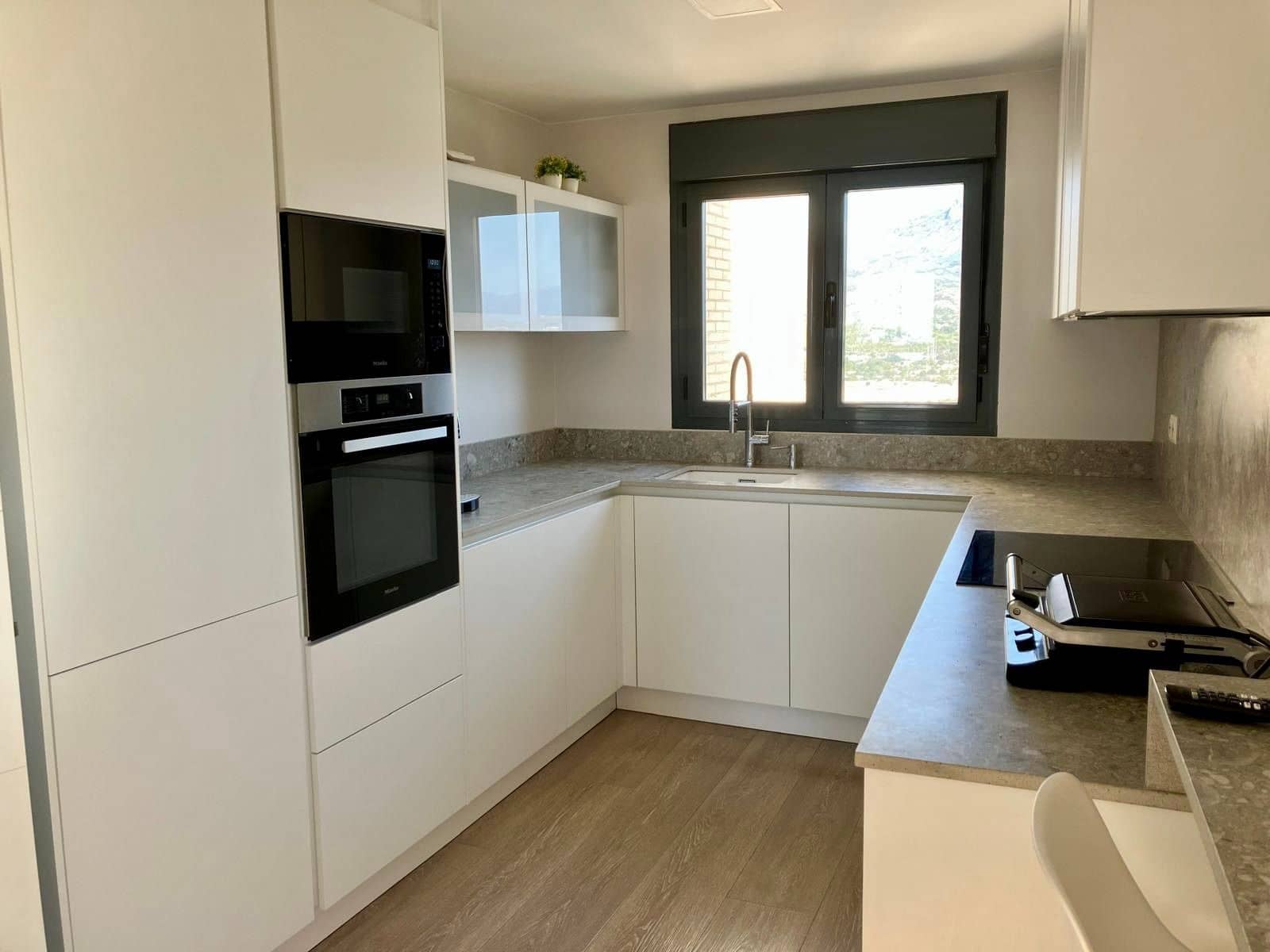 3 sypialnia Penthouse do wynajęcia w Benidorm z basenem garażem - 3 000 € (Ref: 9830775)