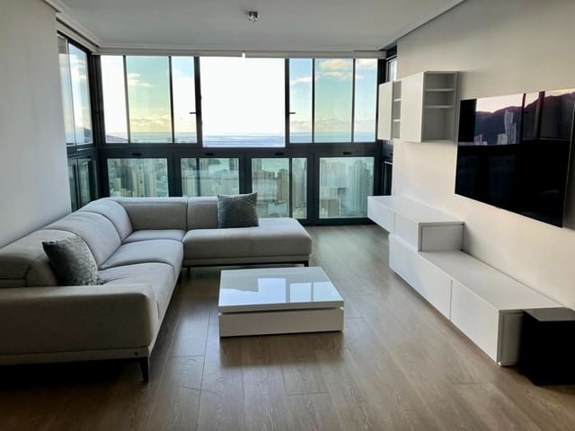 3 sypialnia Penthouse do wynajęcia w Benidorm z basenem garażem - 3 000 € (Ref: 9830775)