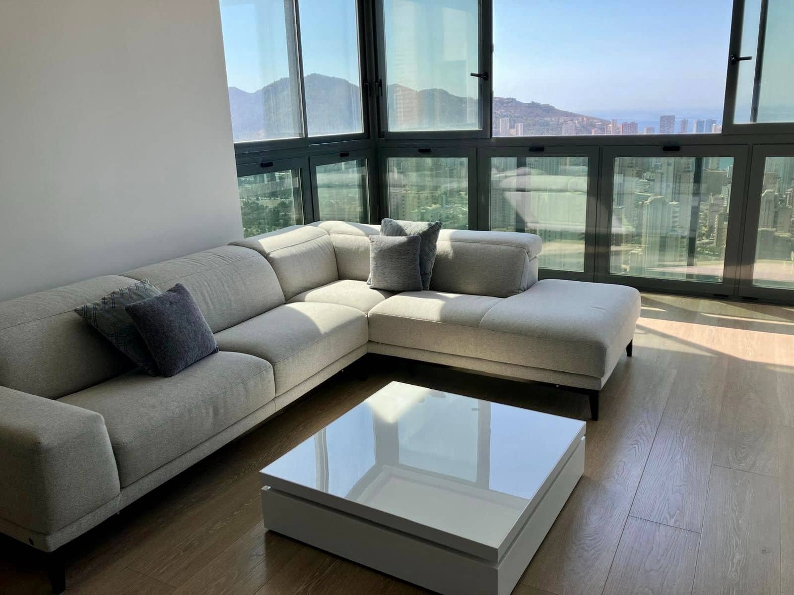 3 sypialnia Penthouse do wynajęcia w Benidorm z basenem garażem - 3 000 € (Ref: 9830775)