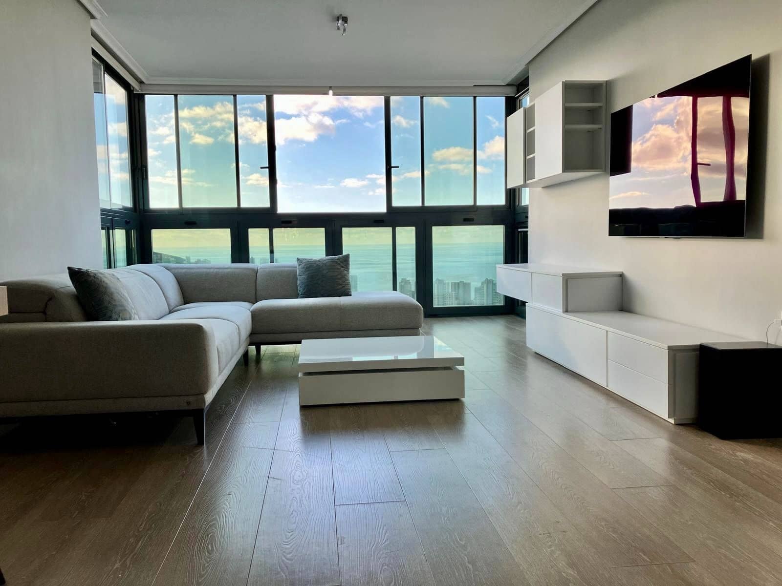 3 sypialnia Penthouse do wynajęcia w Benidorm z basenem garażem - 3 000 € (Ref: 9830775)