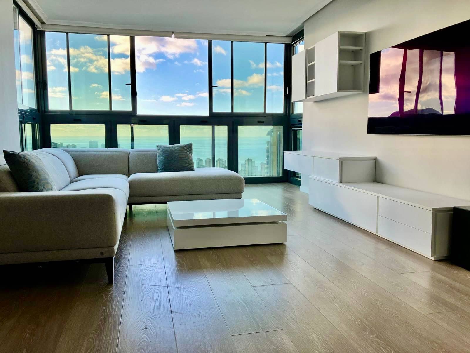 3 sypialnia Penthouse do wynajęcia w Benidorm z basenem garażem - 3 000 € (Ref: 9830775)