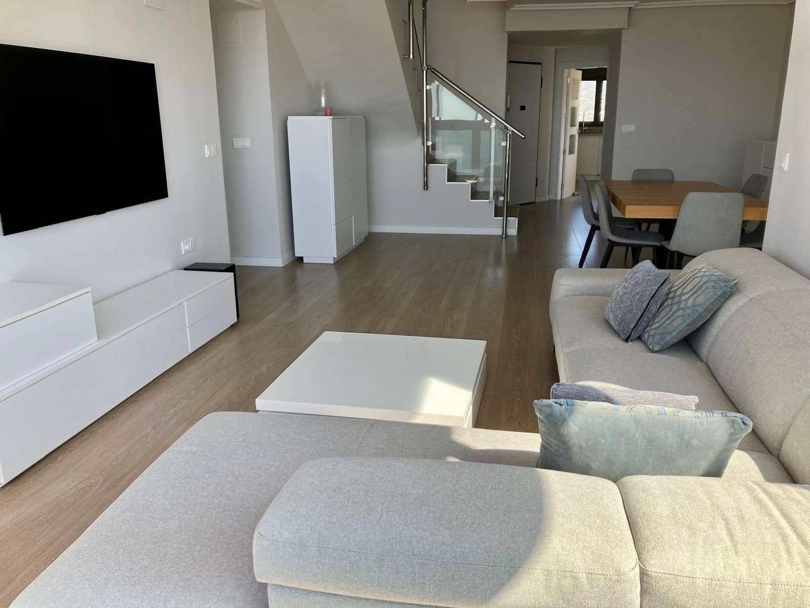 3 sypialnia Penthouse do wynajęcia w Benidorm z basenem garażem - 3 000 € (Ref: 9830775)