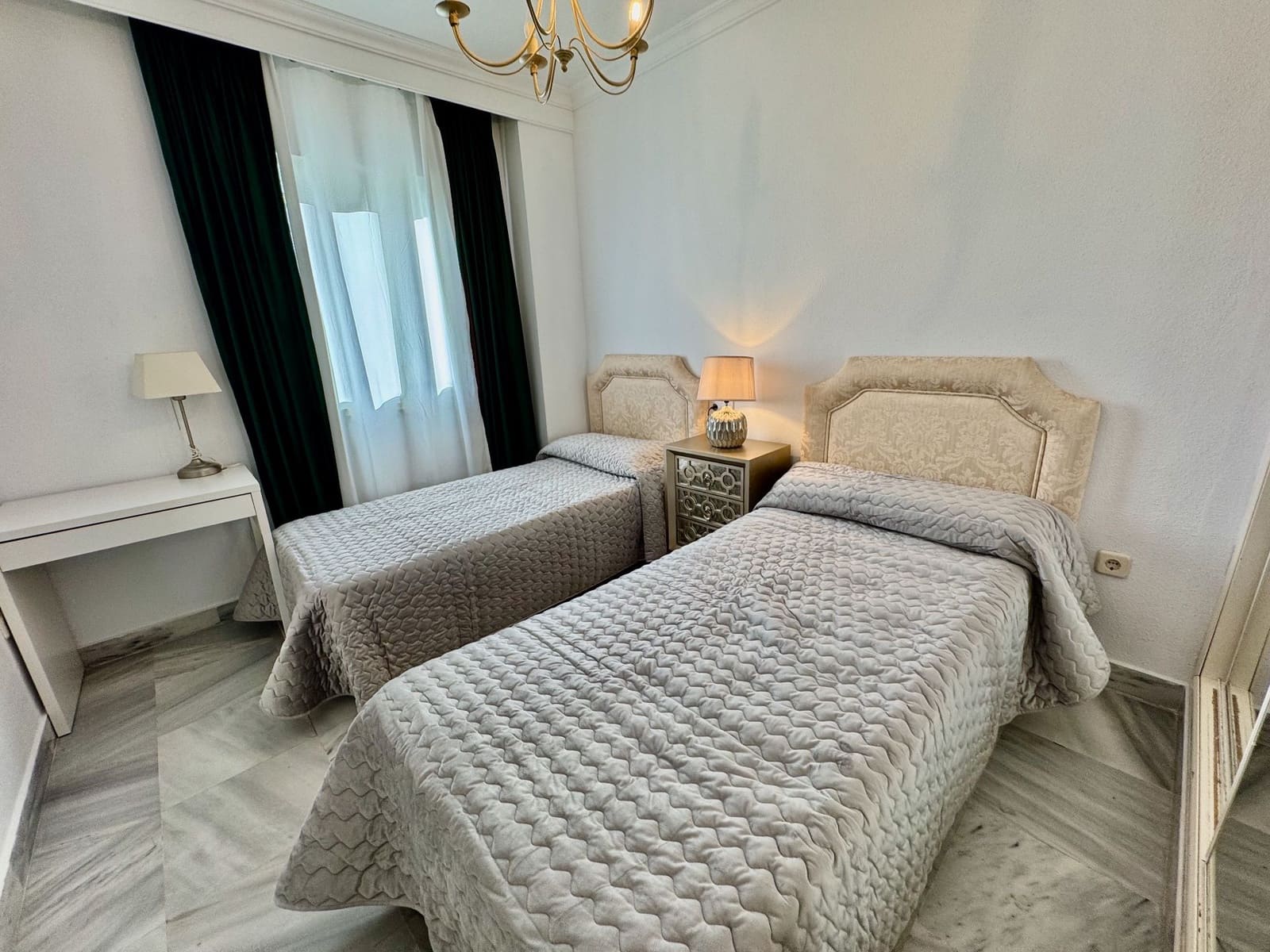 2 sypialnia Apartament do wynajęcia w Puerto Banus z basenem garażem - 1 650 € (Ref: 9871611)