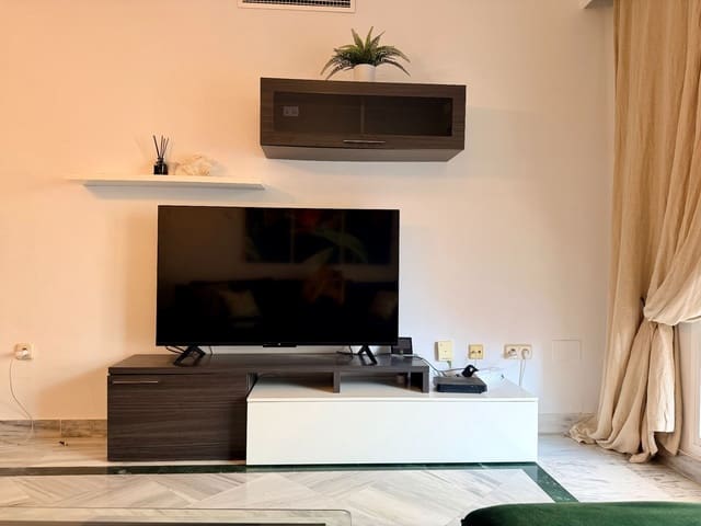 2 soverom Leilighet til leie i Puerto Banus, Marbella med svømmebasseng garasje - € 1 600 (Ref: 9871611)