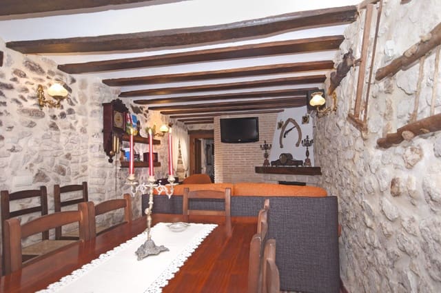 Casa de 6 habitaciones en Torremanzanas en venta - 250.000 € (Ref: 9129999)