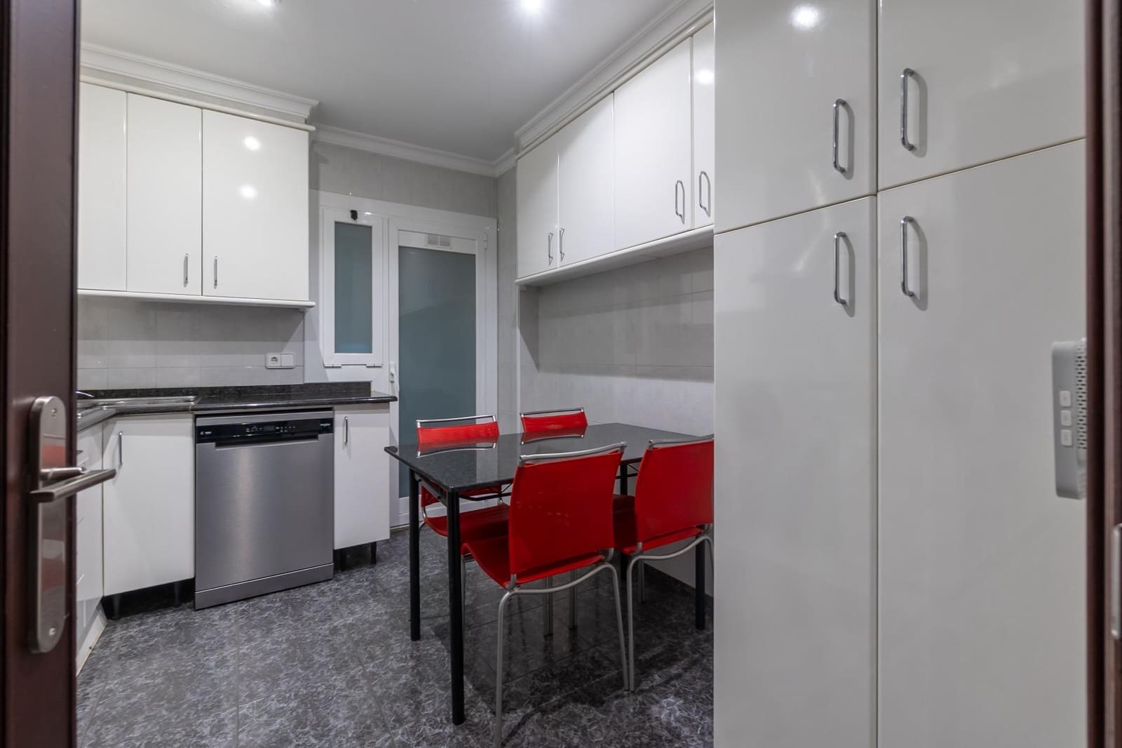 4 bedroom Flat for sale in Figueres with garage - € 225,000 (Ref: 9759434)