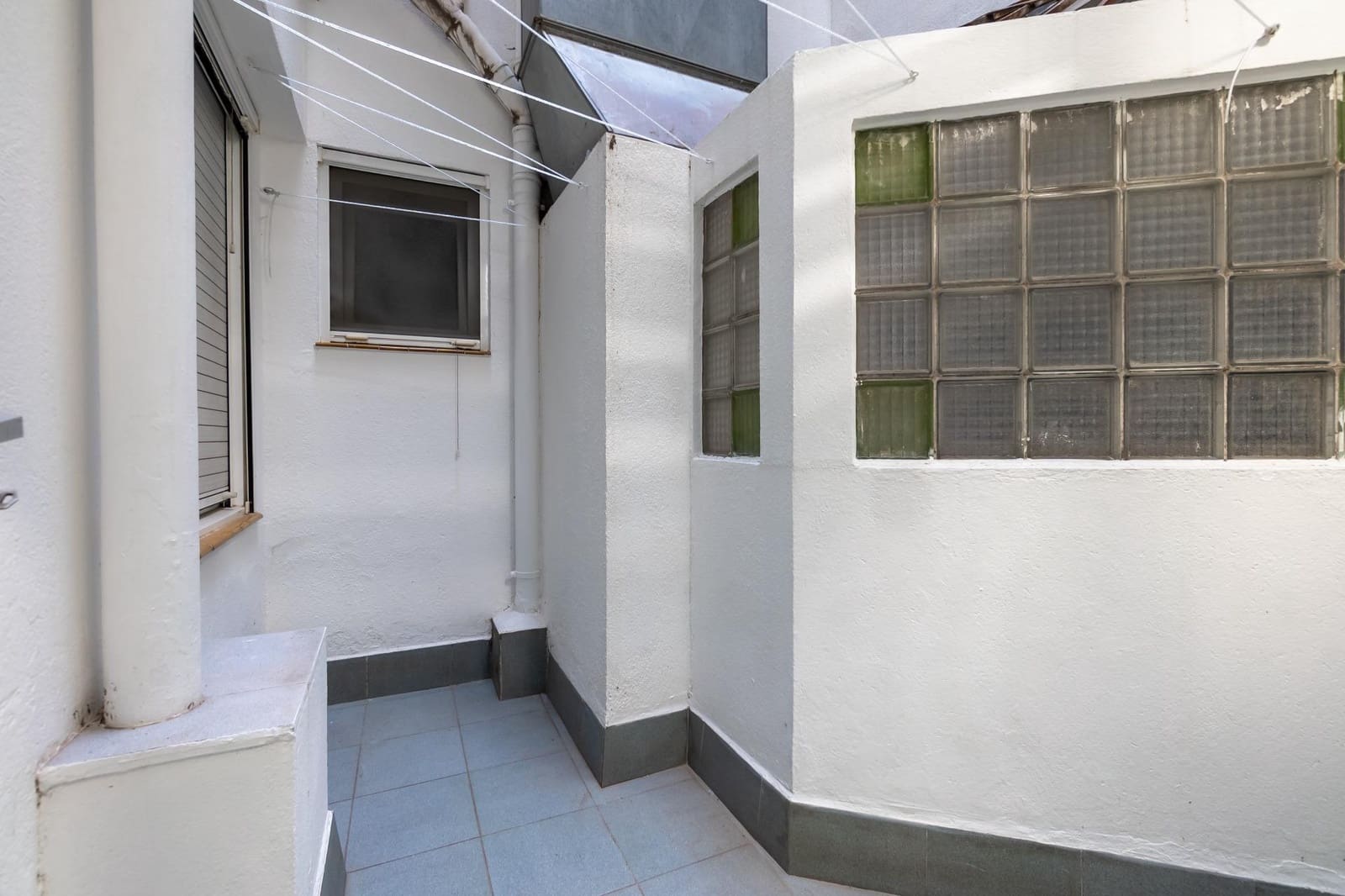 4 bedroom Flat for sale in Figueres with garage - € 225,000 (Ref: 9759434)