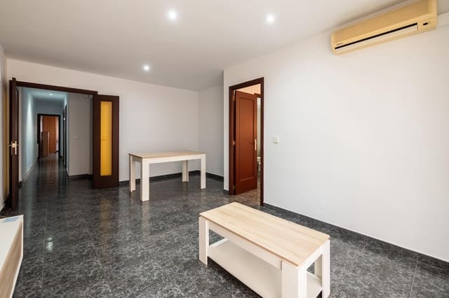 4 bedroom Flat for sale in Figueres with garage - € 225,000 (Ref: 9759434)