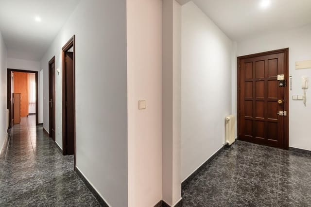 4 bedroom Flat for sale in Figueres with garage - € 225,000 (Ref: 9759434)