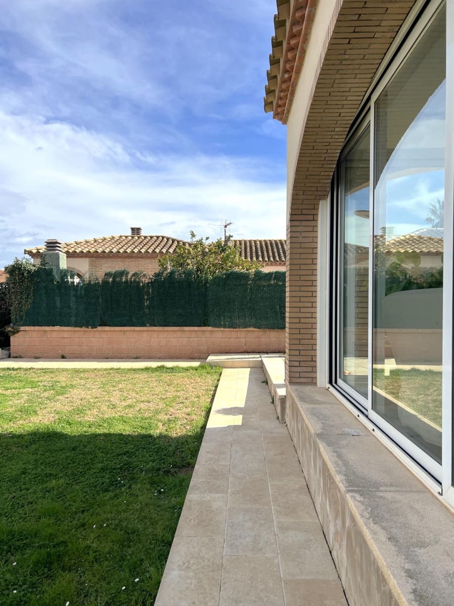 4 bedroom Villa for sale in Sant Pere Pescador with pool garage - € 495,000 (Ref: 9822903)