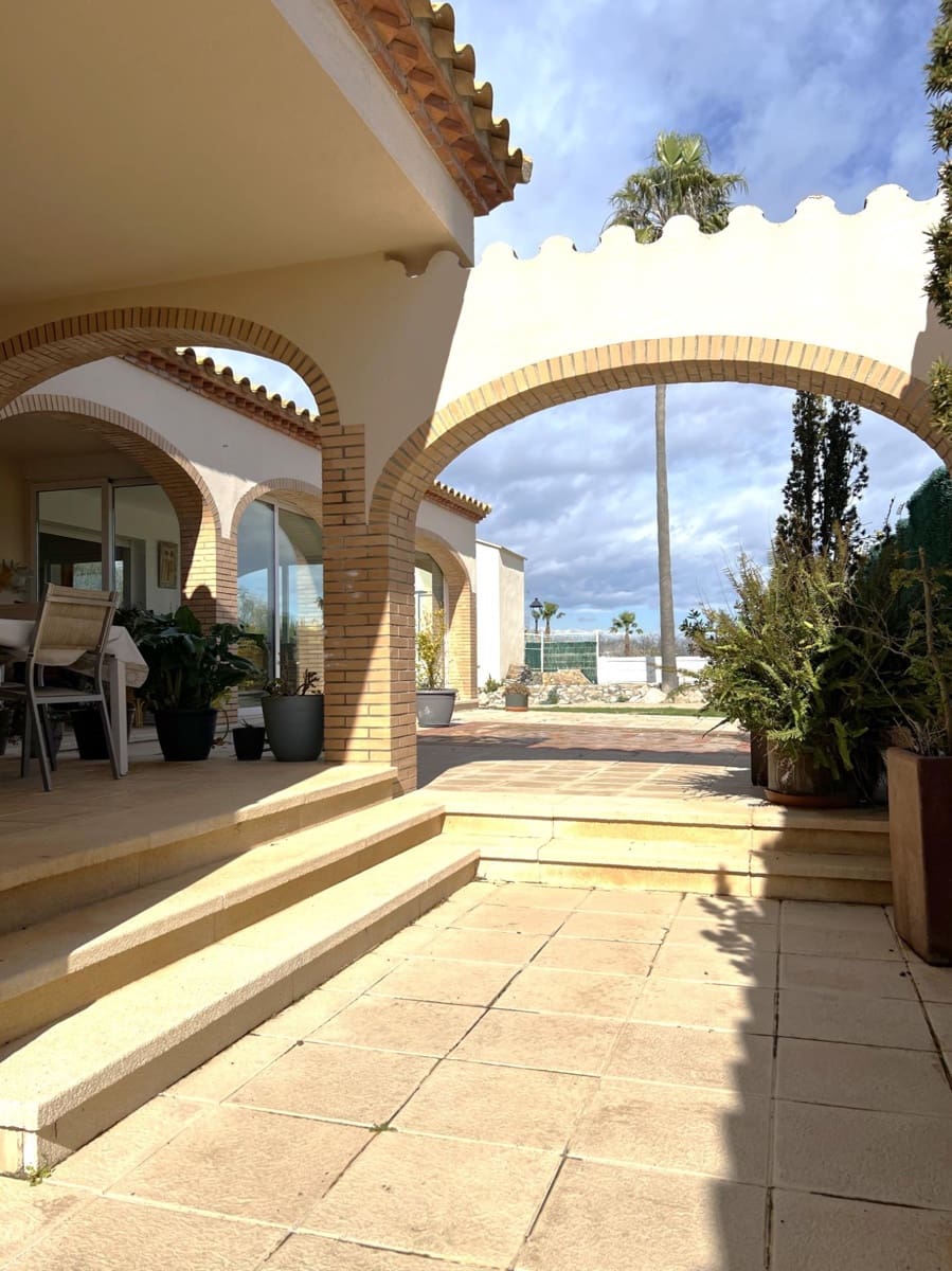 4 bedroom Villa for sale in Sant Pere Pescador with pool garage - € 495,000 (Ref: 9822903)