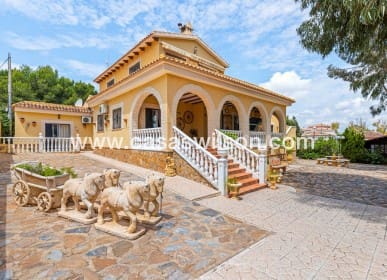 Chalet de 4 habitaciones en Jacarilla en venta con piscina - 350.000 € (Ref: 8562523)