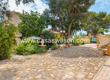 Chalet de 4 habitaciones en Jacarilla en venta con piscina - 350.000 € (Ref: 8562523)