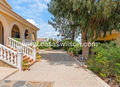 Chalet de 4 habitaciones en Jacarilla en venta con piscina - 350.000 € (Ref: 8562523)