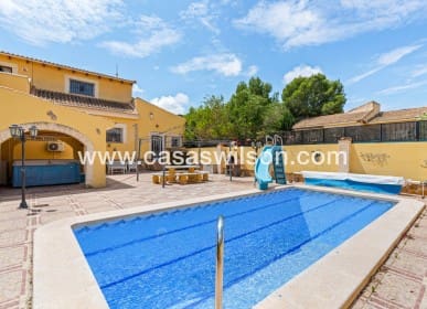 Chalet de 4 habitaciones en Jacarilla en venta con piscina - 350.000 € (Ref: 8562523)