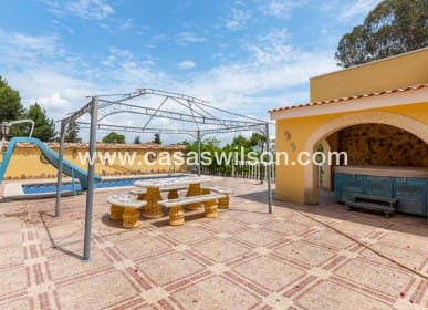 Chalet de 4 habitaciones en Jacarilla en venta con piscina - 350.000 € (Ref: 8562523)
