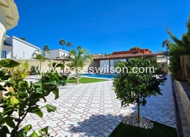 Chalet de 4 habitaciones en Ciudad Quesada en venta con piscina garaje - 595.000 € (Ref: 8675356)