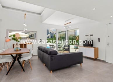 3 quarto Moradia para venda em El Raso com piscina - 445 000 € (Ref: 9730620)