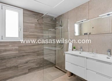 3 quarto Moradia para venda em El Raso com piscina - 445 000 € (Ref: 9730620)