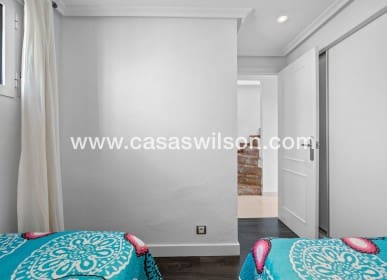 3 makuuhuone Huoneisto myytävänä paikassa Orihuela Costa mukana uima-altaan - 269 000 € (Ref: 9818737)