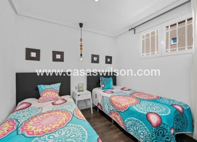 3 makuuhuone Huoneisto myytävänä paikassa Orihuela Costa mukana uima-altaan - 269 000 € (Ref: 9818737)