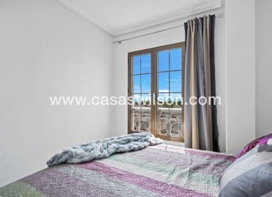 3 makuuhuone Huoneisto myytävänä paikassa Orihuela Costa mukana uima-altaan - 269 000 € (Ref: 9818737)