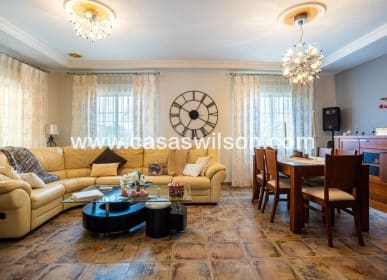 Chalet de 5 habitaciones en La Hoya en venta con piscina - 510.000 € (Ref: 9830369)