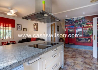 Chalet de 5 habitaciones en La Hoya en venta con piscina - 510.000 € (Ref: 9830369)