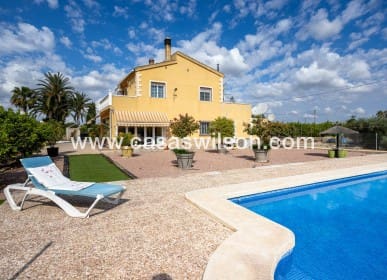 Chalet de 5 habitaciones en La Hoya en venta con piscina - 510.000 € (Ref: 9830369)