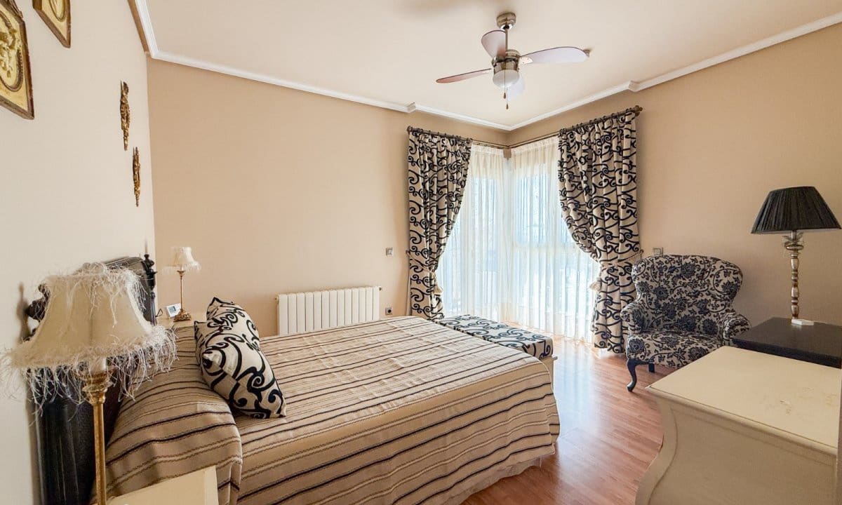 3 sypialnia Apartament na sprzedaż w Calarreona z basenem garażem - 630 000 € (Ref: 9996488)